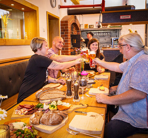Gemeinsam Essen und Trinken im Back- und Brauhaus "Rumpelbräu" in Holzhau Erzgebirge